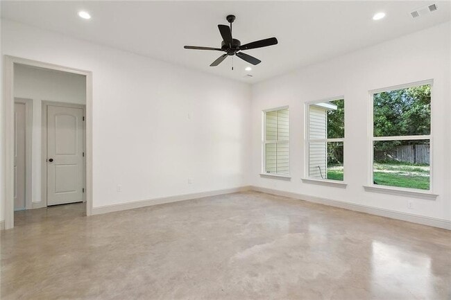 Building Photo - 2120 Robin St