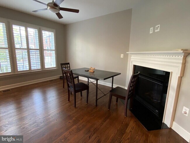 Building Photo - Bright & Spacious End-Unit Townhouse with Two-Car Garage!