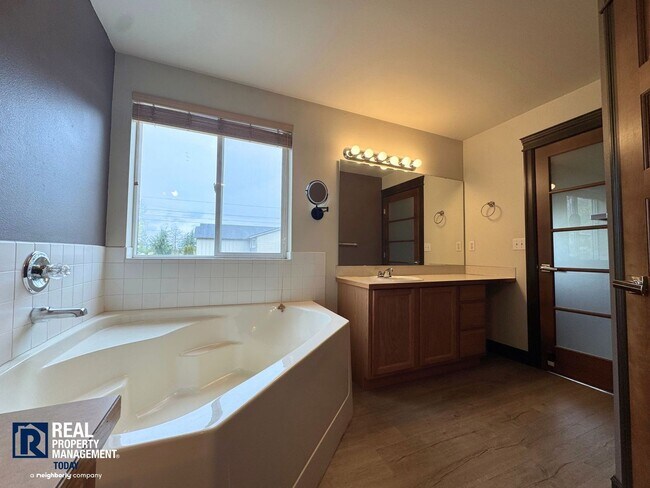 Building Photo - Spacious 4 Bed / 3 Bath Home with Loft, Fenced Yard & Covered Patio in Puyallup!