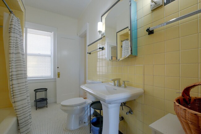Building Photo - 1364 E 48th St