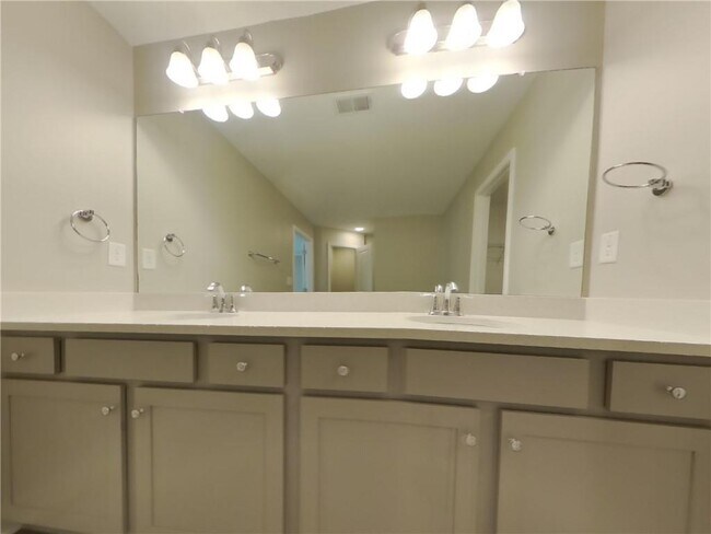 Building Photo - 112 E Rdg Wy