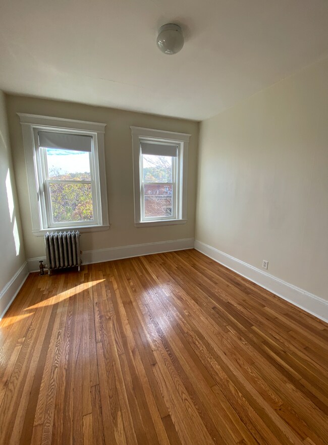 Building Photo - 9/1 No Fee! Split style 2BR on Comm Ave, Green Line