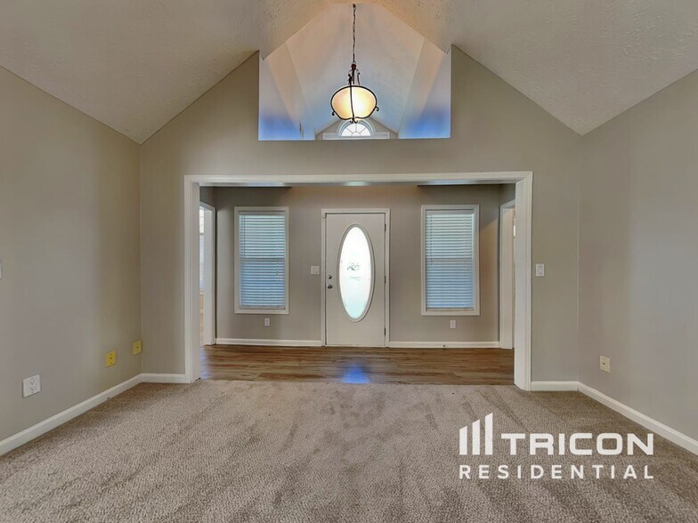 Building Photo - 2051 Meadowglen Ln