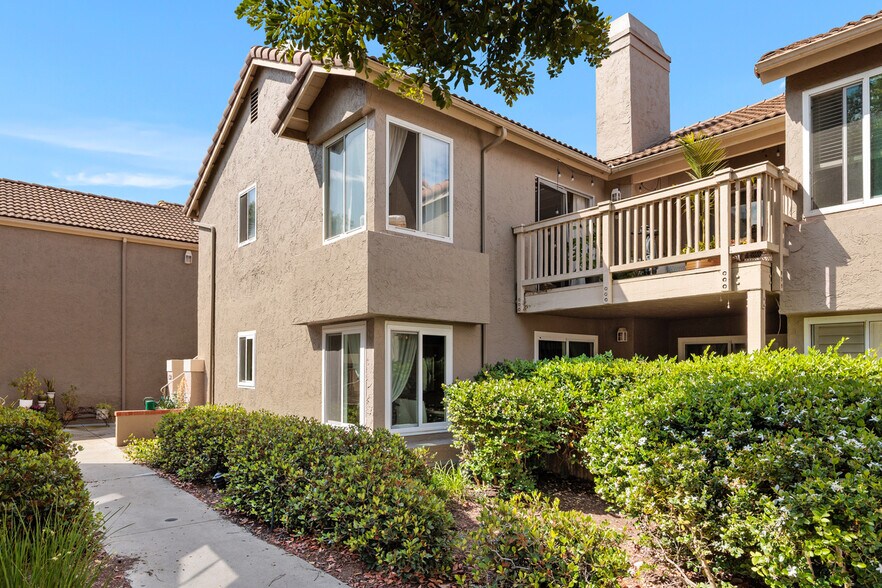 Building Photo - 930 Via Mil Cumbres