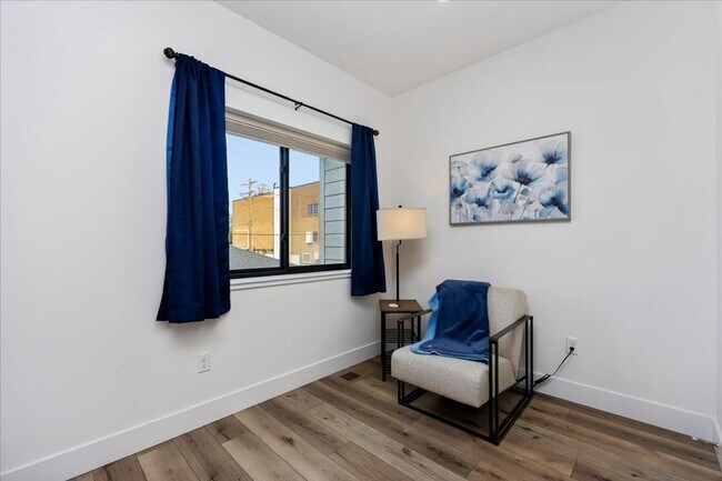 Building Photo - Downtown Townhouse