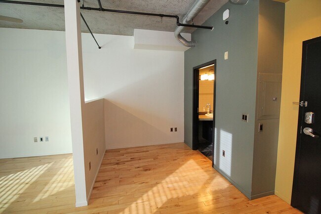 Building Photo - Stylish and Sleek Loft at the Mosaic in Do...