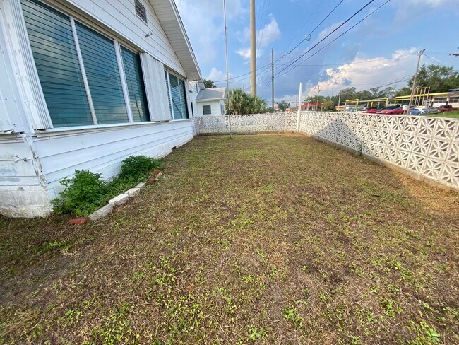 private front yard - 211 S Navy Blvd