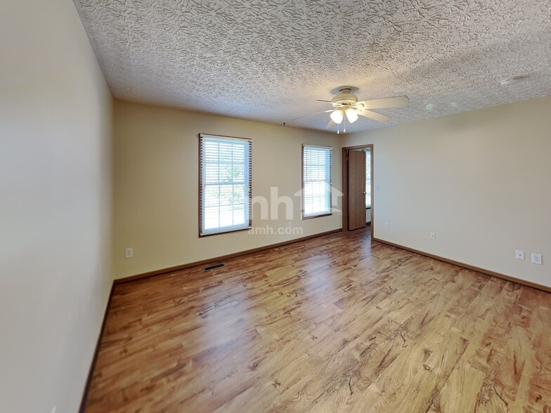 Building Photo - 5895 Westbend Dr