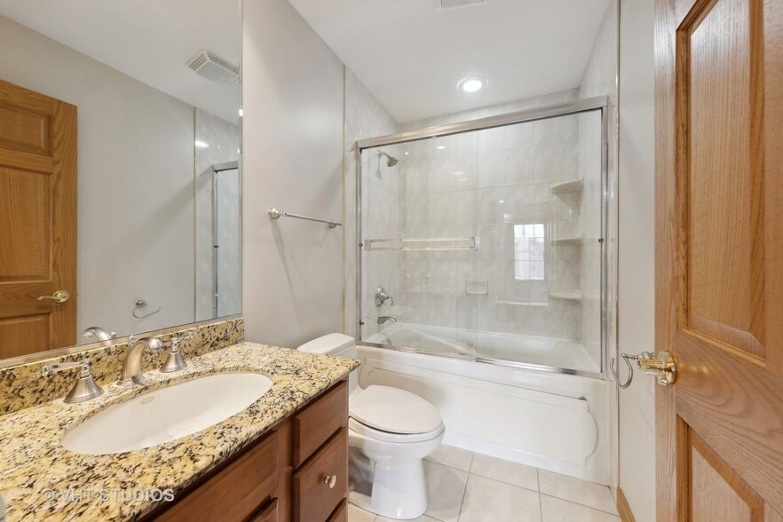 Jack & Jill Bath - 17W234 Massel Ct
