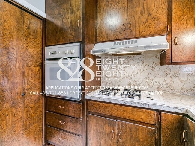 Building Photo - Cozy 2 Bed/1 Bath Single Family Brick Home...