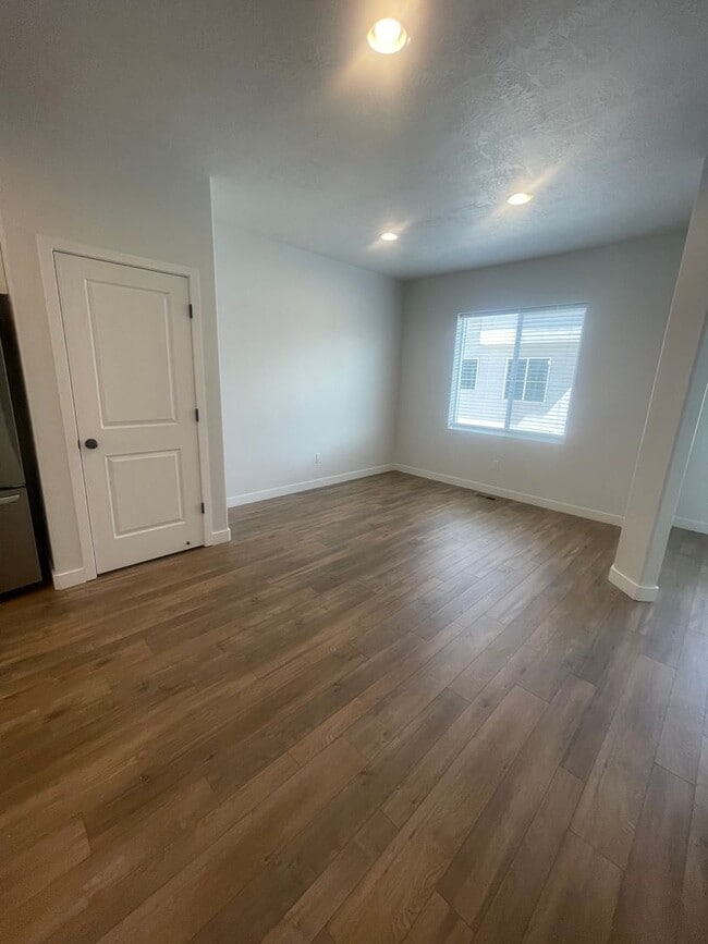 Building Photo - Beautiful New Townhome for Rent in Bluffdale!
