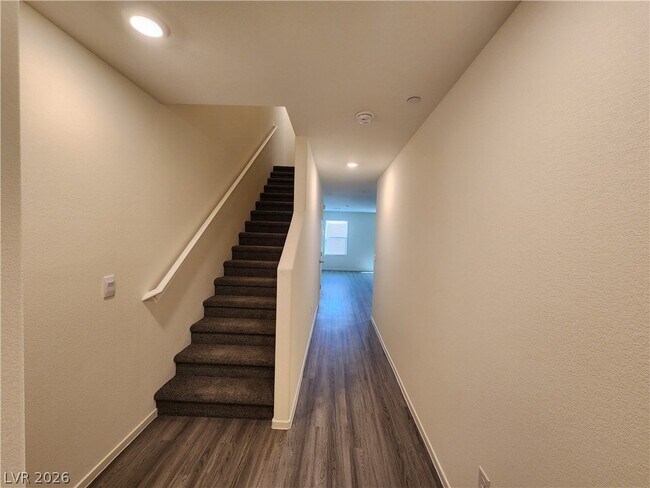 Building Photo - 6062 Lily Gdn St