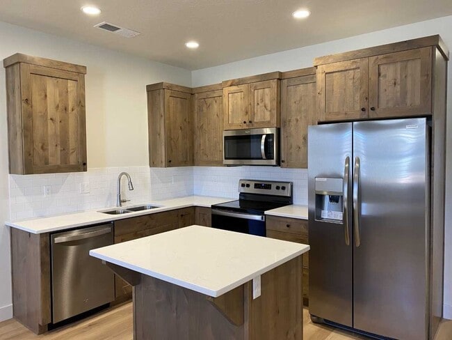 Building Photo - 674 Raintree Ln