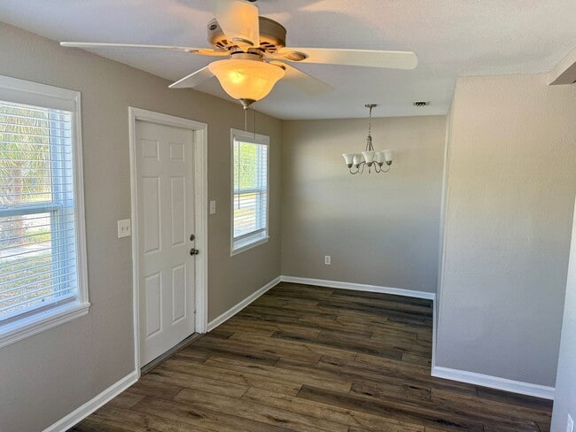 Building Photo - Beautiful 3/1 in Clearwater Available Now!