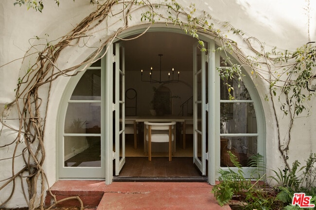 Building Photo - 1518 N Beverly Dr