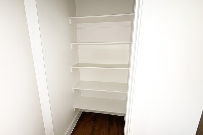 Building Photo - 1931 N Prairie Ave