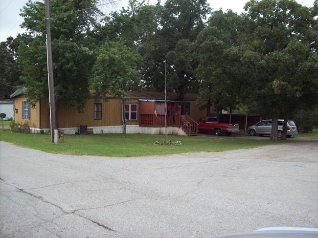 Building Photo - TRAILS END MOBILE HOME PARK