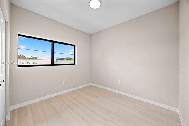 Building Photo - 630 NE 166th St