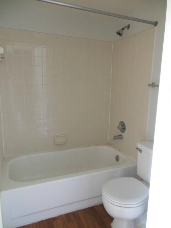 Building Photo - 714 Executive Center Dr