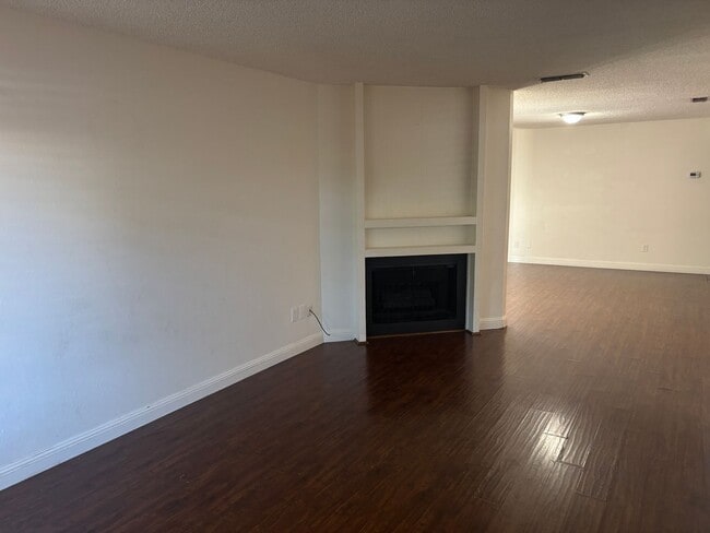 Building Photo - Nice Duplex in Cul-De-Sac