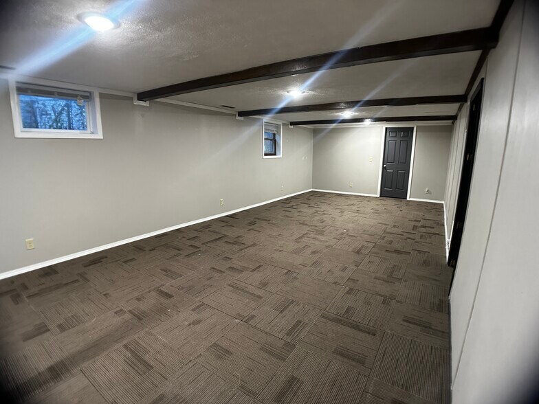 Building Photo - 4905 Cresthaven Dr