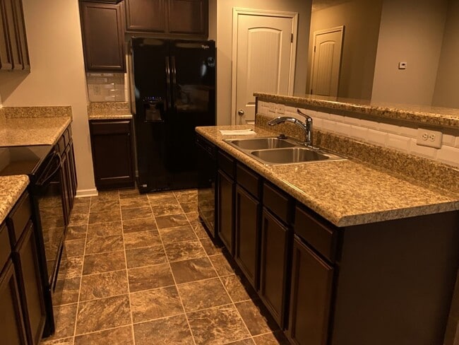 Building Photo - Townhome off Joe B Jackson