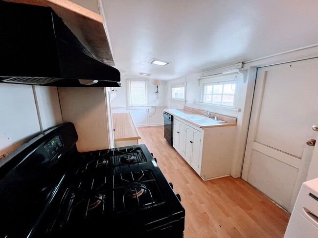 Building Photo - 2 Bedroom 1 Bath House in North Pacific Beach