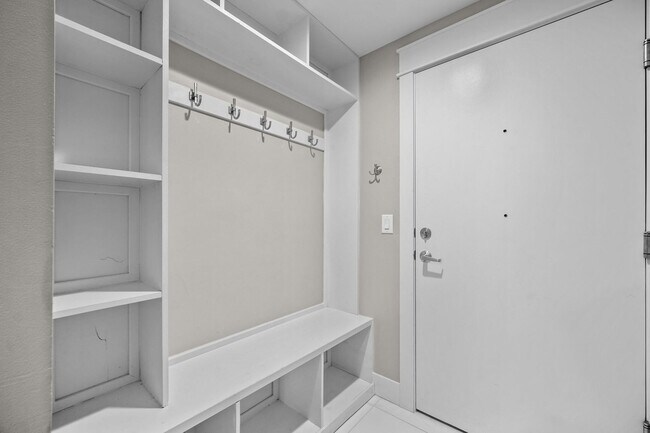 Building Photo - Beautiful Furnished 2-Bed, 2-Bath Condo in...