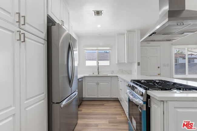 Building Photo - 9588 W Olympic Blvd