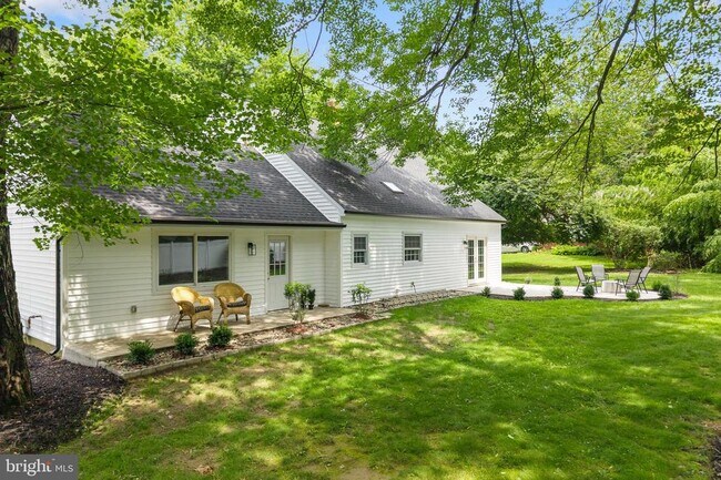 Building Photo - 480 Yale Dr