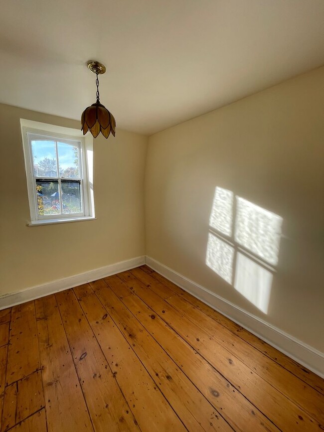 Building Photo - 4 Bedroom 2 Bathroom House with Stunning Hudson River Views