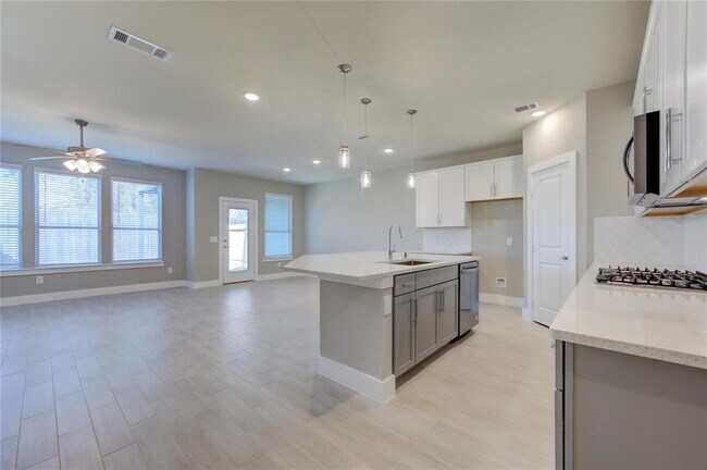 Building Photo - 1709 Summerlyn Ter Dr