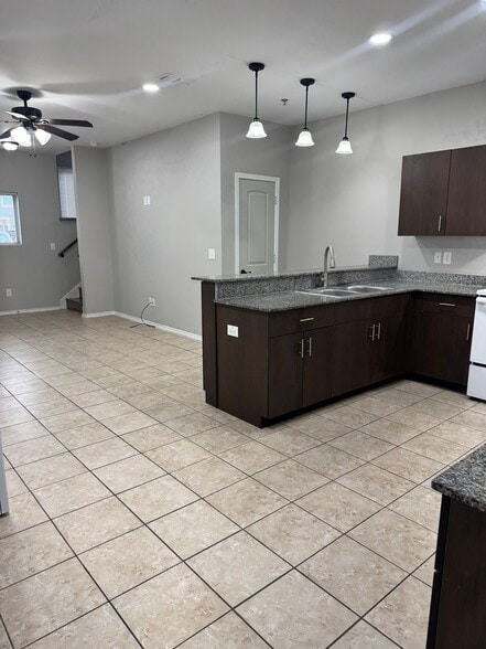 Building Photo - 305 S 25th St