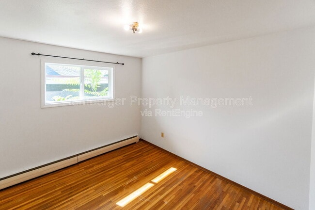 Building Photo - 807 W Alice Ave