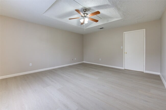 Building Photo - 212 Quaker Dr