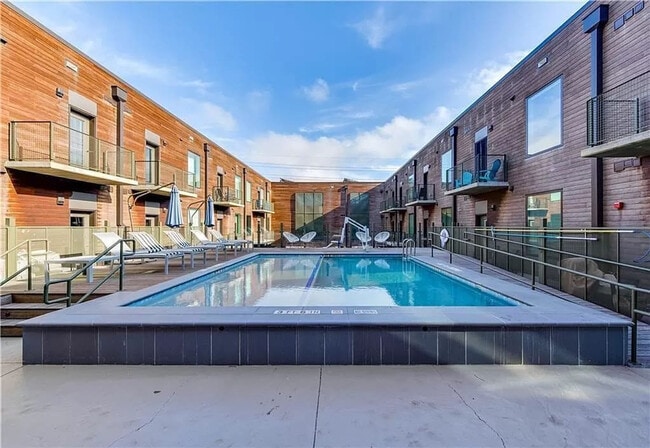 Building Photo - 1800 E 4th St