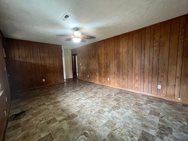 Building Photo - 11 Glenda Dr