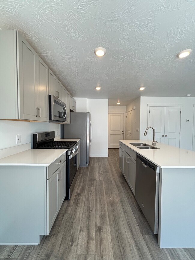 Building Photo - 381 W 2025 N