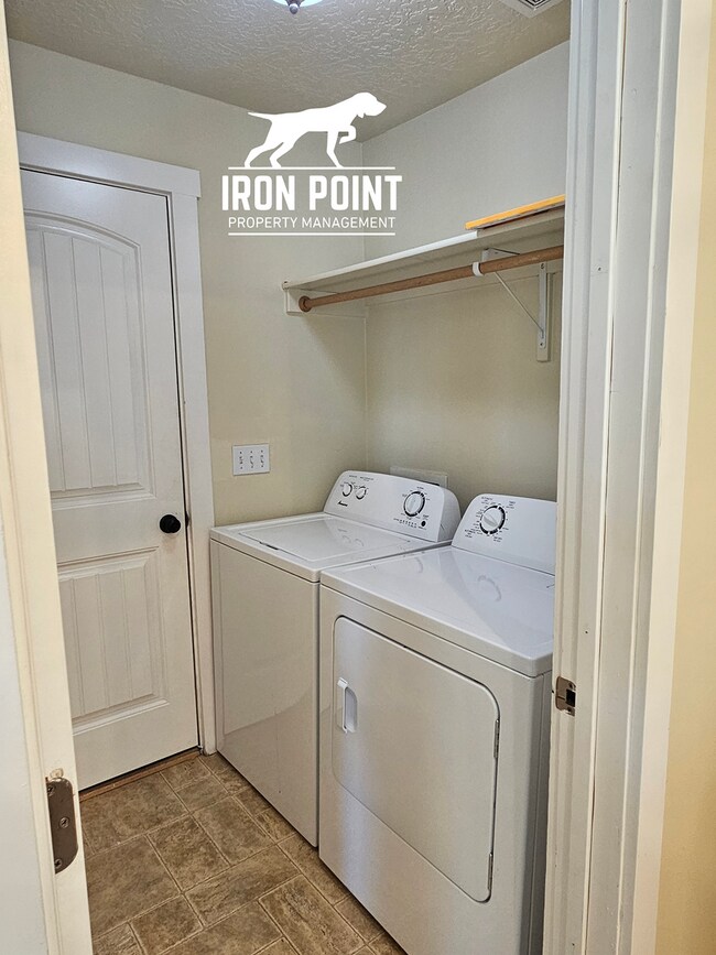 Building Photo - 3bed/2bath w/3 car garage, upstairs bonus room, vaulted ceilings, & fenced yard.