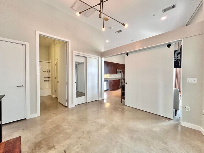 Building Photo - Charming Downtown High Rise Condo  1BD/1BA with Upgraded Features