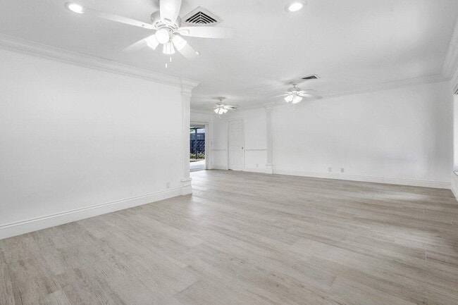 Building Photo - 150 SW 11th Ct