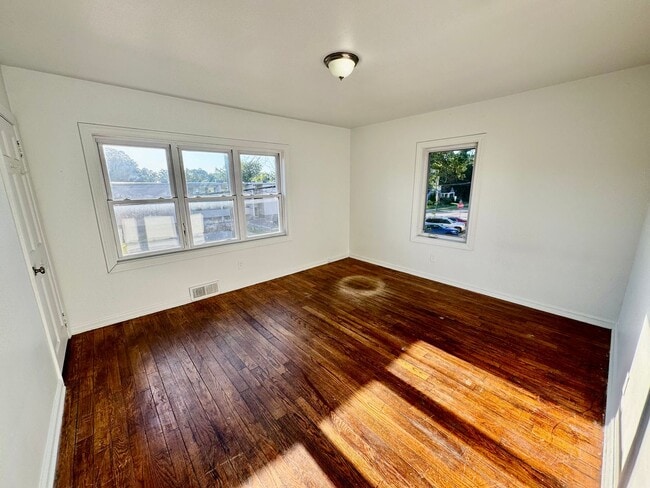 Building Photo - 5 Bedroom House - Available for Fall 2026 - Across from EMU!