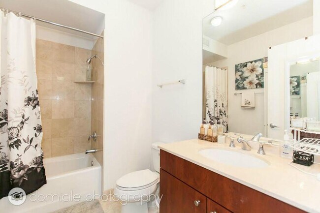 Building Photo - 565 W Quincy St