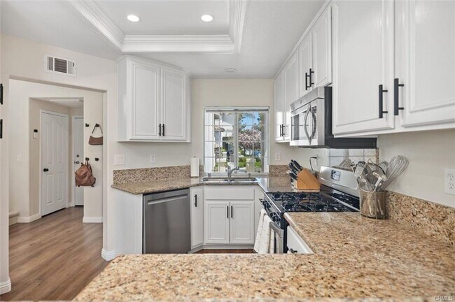 Building Photo - 3 bedroom in Gated Victoria Community!