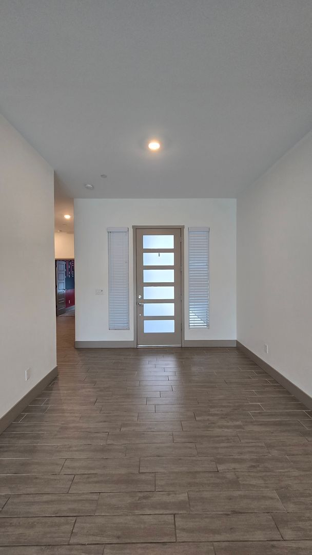 Building Photo - 9405 Parkwood Manor Dr