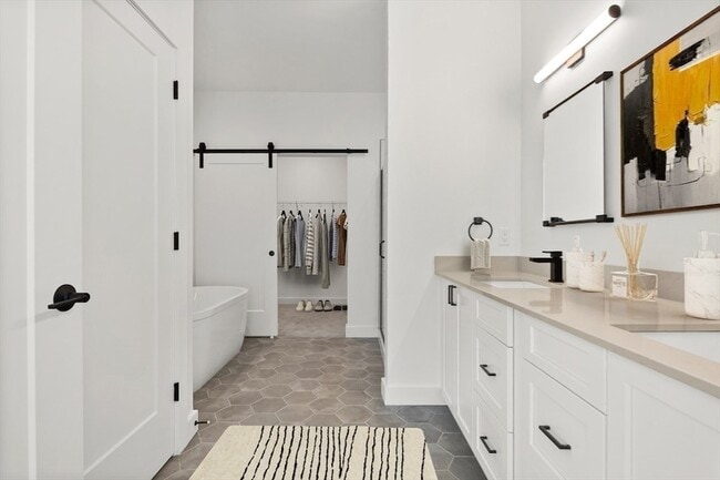 Building Photo - 635 Main St