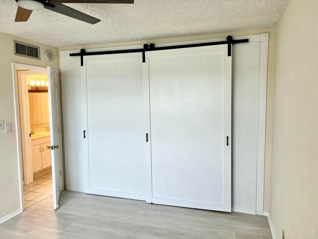 Building Photo - 1069 Hillsboro Mile