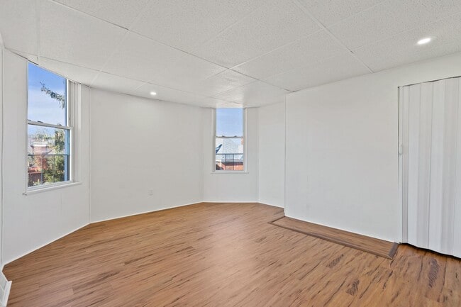 Building Photo - Spacious 5 Bedroom 1.5 Bathroom Home in Ha...