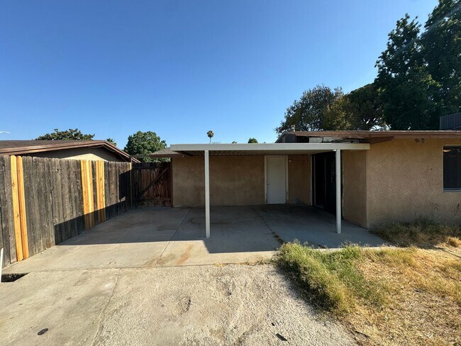 Building Photo - Spacious home near Bakersfield College & Bluffs!