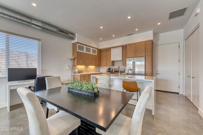 Building Photo - 540 W Mariposa St